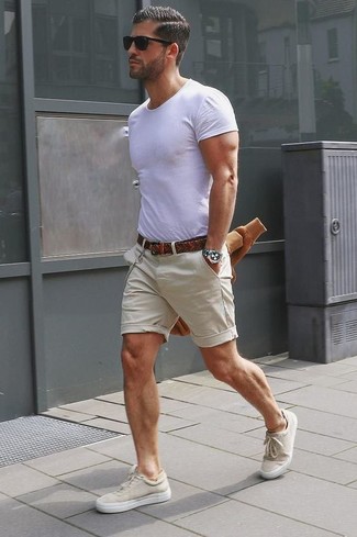 weißes T-Shirt mit einem Rundhalsausschnitt, hellbeige Shorts, hellbeige Leinenschuhe, brauner geflochtener Ledergürtel für Herren