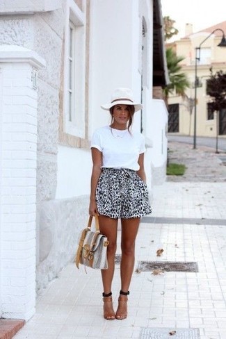 weißes T-Shirt mit einem Rundhalsausschnitt, weiße und schwarze Shorts mit Leopardenmuster, braune Leder Sandaletten, weißer Hut für Damen