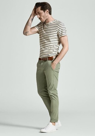 weißes und dunkelblaues horizontal gestreiftes T-Shirt mit einem Rundhalsausschnitt, olivgrüne Chinohose, weiße Segeltuch niedrige Sneakers, brauner Ledergürtel für Herren