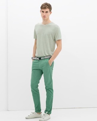Grünes T-Shirt mit einem Rundhalsausschnitt kombinieren – 163 Herren Outfits: Kombinieren Sie ein grünes T-Shirt mit einem Rundhalsausschnitt mit einer grünen Chinohose für ein großartiges Wochenend-Outfit. Komplettieren Sie Ihr Outfit mit weißen Segeltuch niedrigen Sneakers.