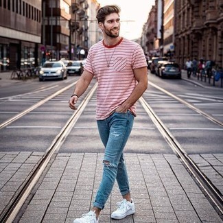 30 Jährige: Schuhe kombinieren – 500+ Lässige Herren Outfits heiß Wetter: Kombinieren Sie ein weißes und rotes horizontal gestreiftes T-Shirt mit einem Rundhalsausschnitt mit blauen engen Jeans mit Destroyed-Effekten für einen entspannten Wochenend-Look. Komplettieren Sie Ihr Outfit mit weißen Leder niedrigen Sneakers, um Ihr Modebewusstsein zu zeigen.
