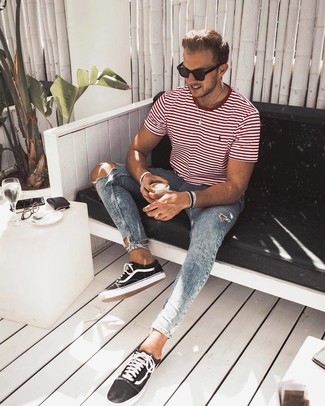 Schwarze und weiße Segeltuch niedrige Sneakers kombinieren – 100 Lässige Sommer Herren Outfits: Ein weißes und rotes horizontal gestreiftes T-Shirt mit einem Rundhalsausschnitt und hellblaue enge Jeans mit Destroyed-Effekten vermitteln eine sorglose und entspannte Atmosphäre. Ergänzen Sie Ihr Outfit mit schwarzen und weißen Segeltuch niedrigen Sneakers, um Ihr Modebewusstsein zu zeigen. So einfach kann ein cooler Sommer-Look sein.