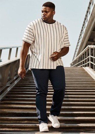 weißes und schwarzes vertikal gestreiftes T-Shirt mit einem Rundhalsausschnitt von CK Calvin Klein