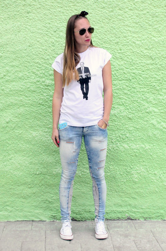 weißes und schwarzes bedrucktes T-Shirt mit einem Rundhalsausschnitt, hellblaue enge Jeans mit Destroyed-Effekten, weiße Segeltuch niedrige Sneakers, schwarze und goldene Sonnenbrille für Damen
