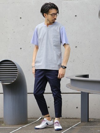 graues T-Shirt mit einem V-Ausschnitt von Thom Krom