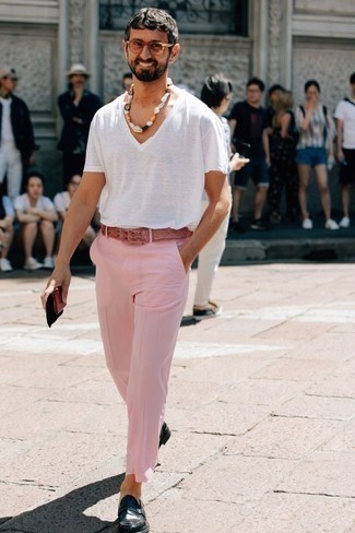 Rosa Chinohose kombinieren – 21 Herren Outfits heiß Wetter: Kombinieren Sie ein weißes T-Shirt mit einem V-Ausschnitt mit einer rosa Chinohose für ein Alltagsoutfit, das Charakter und Persönlichkeit ausstrahlt. Fügen Sie dunkelblauen Leder Slipper für ein unmittelbares Style-Upgrade zu Ihrem Look hinzu.
