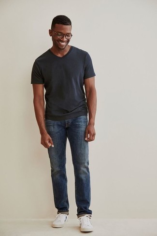 Graues T-Shirt mit einem V-Ausschnitt kombinieren – 74 Herren Outfits: Vereinigen Sie ein graues T-Shirt mit einem V-Ausschnitt mit blauen Jeans für ein Alltagsoutfit, das Charakter und Persönlichkeit ausstrahlt. Weiße Segeltuch niedrige Sneakers sind eine perfekte Wahl, um dieses Outfit zu vervollständigen.
