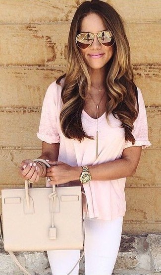 rosa T-Shirt mit einem V-Ausschnitt, weiße enge Jeans, hellbeige Shopper Tasche aus Leder, braune und goldene Sonnenbrille für Damen