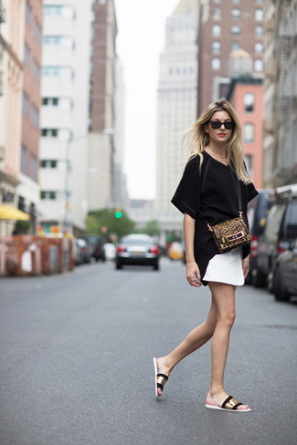 30 Jährige: Schwarze und goldene Sandalen kombinieren – 252 Casual Damen Outfits: Probieren Sie die Kombi aus einem schwarzen T-Shirt mit einem V-Ausschnitt und einem weißen Minirock, um einen genialen ultralässigen City-Look zu erzielen. Fühlen Sie sich ideenreich? Entscheiden Sie sich für schwarzen und goldenen Sandalen.