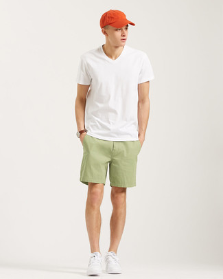 T-Shirt mit einem V-Ausschnitt kombinieren – 129 Herren Outfits heiß Wetter: Paaren Sie ein T-Shirt mit einem V-Ausschnitt mit olivgrünen Shorts für ein sonntägliches Mittagessen mit Freunden. Weiße Leder niedrige Sneakers sind eine großartige Wahl, um dieses Outfit zu vervollständigen.