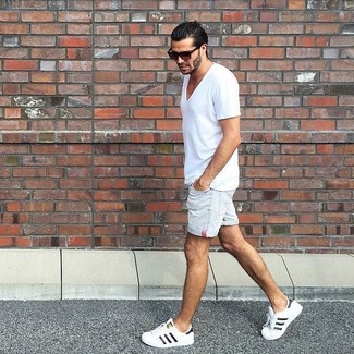 Weiße Jeansshorts kombinieren – 44 Sommer Herren Outfits: Kombinieren Sie ein weißes T-Shirt mit einem V-Ausschnitt mit weißen Jeansshorts für ein großartiges Wochenend-Outfit. Weiße niedrige Sneakers sind eine kluge Wahl, um dieses Outfit zu vervollständigen. Was für eine coole Sommer-Look Idee!