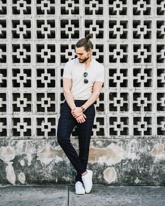 Dunkelblaue Sonnenbrille kombinieren – 487 Casual Herren Outfits: Vereinigen Sie ein weißes T-shirt mit einer Knopfleiste mit einer dunkelblauen Sonnenbrille für einen entspannten Wochenend-Look. Schalten Sie Ihren Kleidungsbestienmodus an und machen weißen Segeltuch niedrige Sneakers zu Ihrer Schuhwerkwahl.
