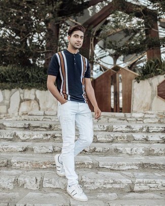 Weiße enge Jeans mit Destroyed-Effekten kombinieren – 50 Herren Outfits: Kombinieren Sie ein dunkelblaues T-shirt mit einer Knopfleiste mit weißen engen Jeans mit Destroyed-Effekten für einen entspannten Wochenend-Look. Setzen Sie bei den Schuhen auf die klassische Variante mit weißen und dunkelblauen Segeltuch niedrigen Sneakers.