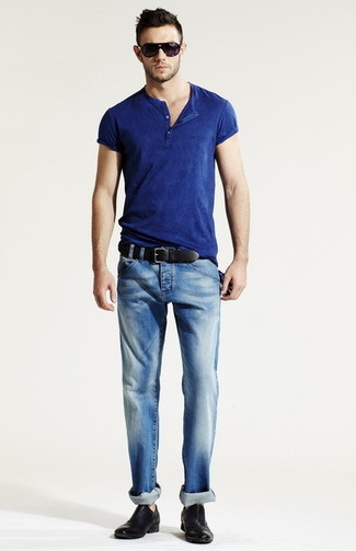 blaues T-shirt mit einer Knopfleiste, blaue enge Jeans, schwarze Leder Oxford Schuhe, schwarzer Ledergürtel für Herren