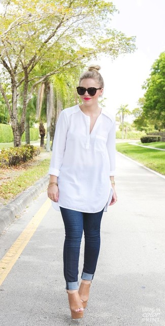 Weißes T-shirt mit einer Knopfleiste kombinieren – 35 Damen Outfits: Wenn Sie nach dem perfekten lässiges Outfit suchen, tragen Sie ein weißes T-shirt mit einer Knopfleiste und dunkelblauen enge Jeans. Schalten Sie Ihren Kleidungsbestienmodus an und machen hellbeige Leder Pantoletten zu Ihrer Schuhwerkwahl.