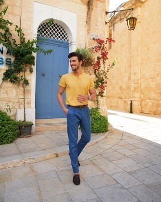 30 Jährige: Braune Mokassins kombinieren – 107 Herren Outfits: Vereinigen Sie ein gelbes T-shirt mit einer Knopfleiste mit einer dunkelblauen Chinohose, um mühelos alles zu meistern, was auch immer der Tag bringen mag. Vervollständigen Sie Ihr Look mit braunen Mokassins.