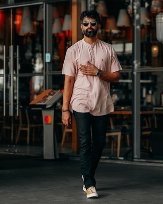 Rotbraune niedrige Sneakers kombinieren – 500+ Herren Outfits: Kombinieren Sie ein rosa T-shirt mit einer Knopfleiste mit schwarzen Jeans für einen bequemen Alltags-Look. Rotbraune niedrige Sneakers sind eine kluge Wahl, um dieses Outfit zu vervollständigen.