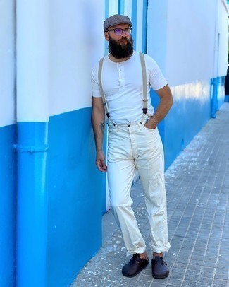 Beige Hosenträger kombinieren – 37 Herren Outfits: Ein weißes T-shirt mit einer Knopfleiste und ein beige Hosenträger sind eine ideale Outfit-Formel für Ihre Sammlung. Fühlen Sie sich ideenreich? Wählen Sie schwarzen Leder Slipper.