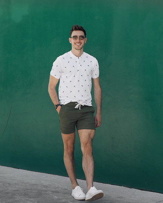 weißes bedrucktes T-shirt mit einer Knopfleiste, olivgrüne Shorts, weiße Leder niedrige Sneakers, braune Sonnenbrille für Herren