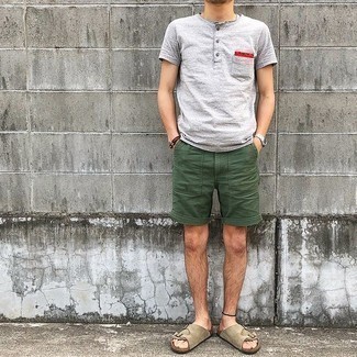 Hellbeige Sandalen kombinieren – 188 Herren Outfits: Kombinieren Sie ein graues T-shirt mit einer Knopfleiste mit olivgrünen Shorts für ein bequemes Outfit, das außerdem gut zusammen passt. Machen Sie diese Aufmachung leger mit hellbeige Sandalen.
