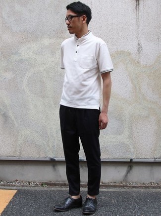 Schwarze Oxford Schuhe kombinieren – 500+ Herren Outfits: Paaren Sie ein weißes T-shirt mit einer Knopfleiste mit einer schwarzen Chinohose für ein Alltagsoutfit, das Charakter und Persönlichkeit ausstrahlt. Fühlen Sie sich ideenreich? Wählen Sie schwarzen Oxford Schuhe.