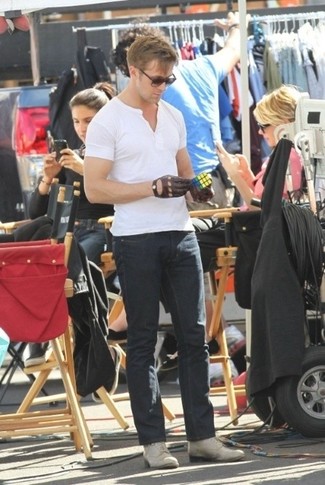 Ryan Gosling trägt weißes T-shirt mit einer Knopfleiste, schwarze Jeans, graue Lederfreizeitstiefel, braune Lederhandschuhe
