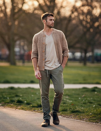 Wie beige Strickjacke mit dunkelbrauner Wildleder Oxford Schuhe zu kombinieren – 6 Herren Outfits