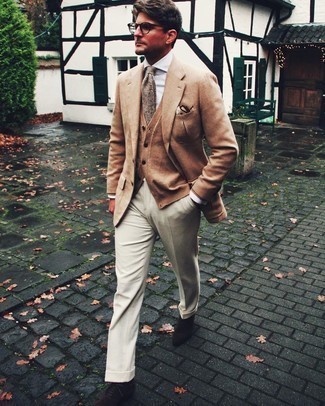 Wie beige Strickjacke mit dunkelbrauner Wildleder Oxford Schuhe zu kombinieren – 6 Herren Outfits