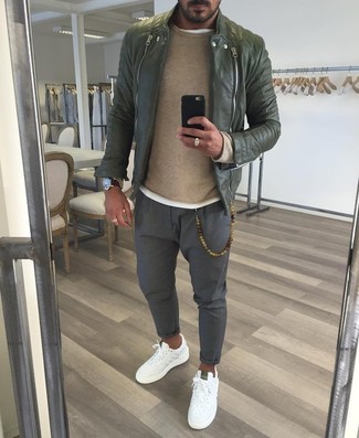 Beige Pullover mit einem Rundhalsausschnitt kombinieren – 832+ Herren Outfits