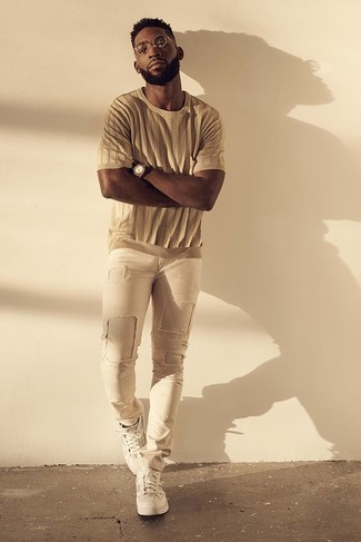 Beige T-Shirt mit einem Rundhalsausschnitt kombinieren – 733+ Herren Outfits