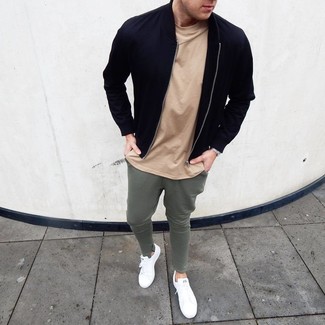 Beige T-Shirt mit einem Rundhalsausschnitt kombinieren – 733+ Herren Outfits
