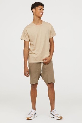 Beige T-Shirt mit einem Rundhalsausschnitt kombinieren – 733+ Herren Outfits