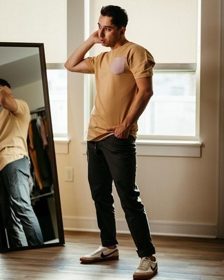 Beige T-Shirt mit einem Rundhalsausschnitt kombinieren – 733+ Herren Outfits