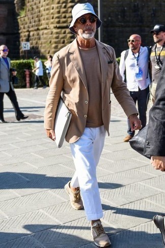 Beige T-Shirt mit einem Rundhalsausschnitt kombinieren – 733+ Herren Outfits