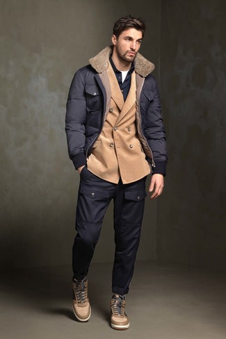 Beige hohe Sneakers aus Leder kombinieren – 32 Herren Outfits