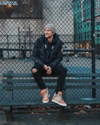 Beige hohe Sneakers aus Leder kombinieren – 32 Herren Outfits