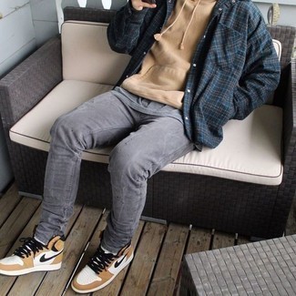Beige hohe Sneakers aus Leder kombinieren – 32 Herren Outfits
