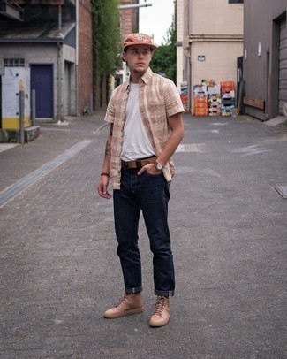 Beige hohe Sneakers aus Leder kombinieren – 32 Herren Outfits