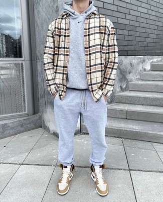 Beige hohe Sneakers aus Leder kombinieren – 32 Herren Outfits
