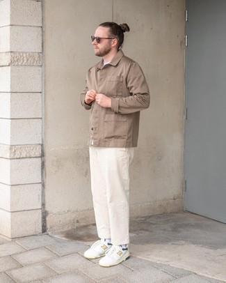 Wie beige Shirtjacke mit weißer Leder niedriger Sneakers zu kombinieren – 55 Herren Outfits