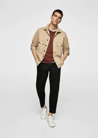 Wie beige Shirtjacke mit weißer Leder niedriger Sneakers zu kombinieren – 55 Herren Outfits