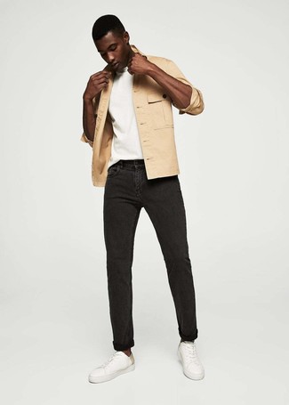 Wie beige Shirtjacke mit weißer Leder niedriger Sneakers zu kombinieren – 55 Herren Outfits