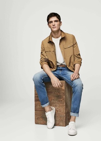Wie beige Shirtjacke mit weißer Leder niedriger Sneakers zu kombinieren – 55 Herren Outfits