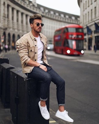 Wie beige Shirtjacke mit weißer Leder niedriger Sneakers zu kombinieren – 55 Herren Outfits
