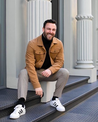 Wie beige Shirtjacke mit weißer Leder niedriger Sneakers zu kombinieren – 55 Herren Outfits