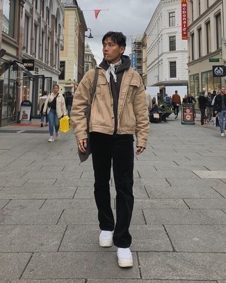 Wie beige Shirtjacke mit weißer Leder niedriger Sneakers zu kombinieren – 55 Herren Outfits