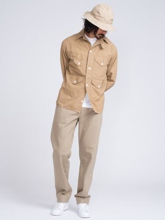 Wie beige Shirtjacke mit weißer Leder niedriger Sneakers zu kombinieren – 55 Herren Outfits