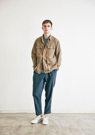 Wie beige Shirtjacke mit weißer Leder niedriger Sneakers zu kombinieren – 55 Herren Outfits