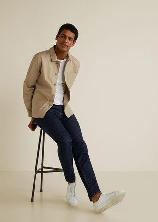 Wie beige Shirtjacke mit weißer Leder niedriger Sneakers zu kombinieren – 55 Herren Outfits