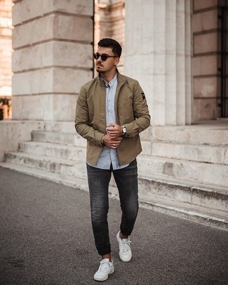 Wie beige Shirtjacke mit weißer Leder niedriger Sneakers zu kombinieren – 55 Herren Outfits